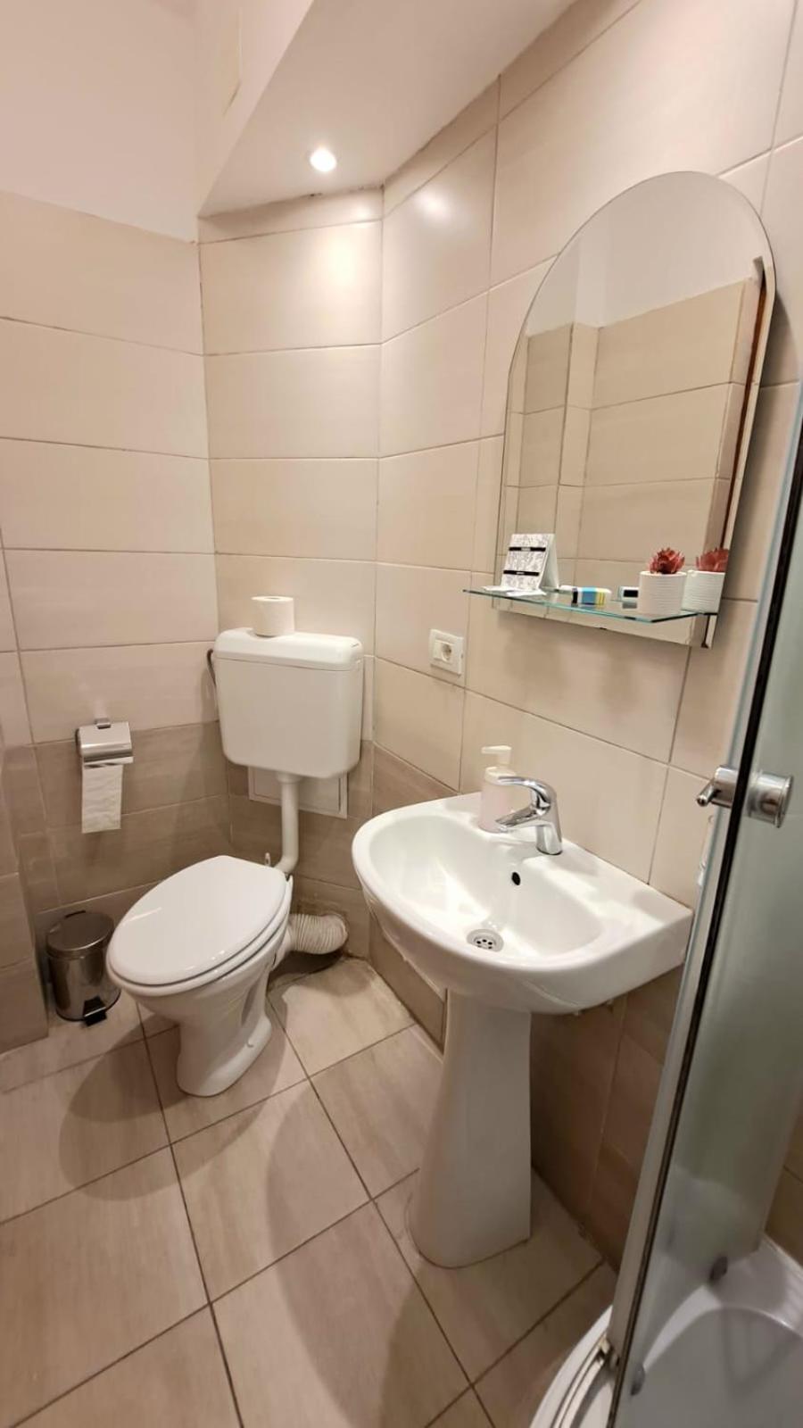 Inchiriez Garsoniera In Regim Hotelier Unirii Бухарест Экстерьер фото